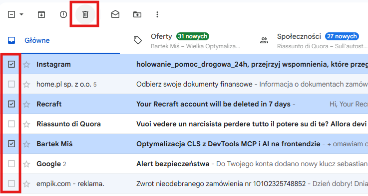 Zaznaczanie wielu wiadomości w Gmail i kliknięcie ikony Usuń